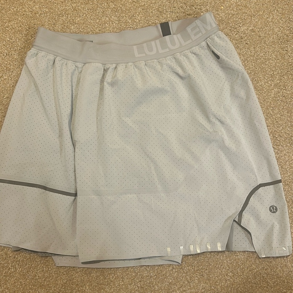 Men's medium lululemon active shorts with liner - grey color
